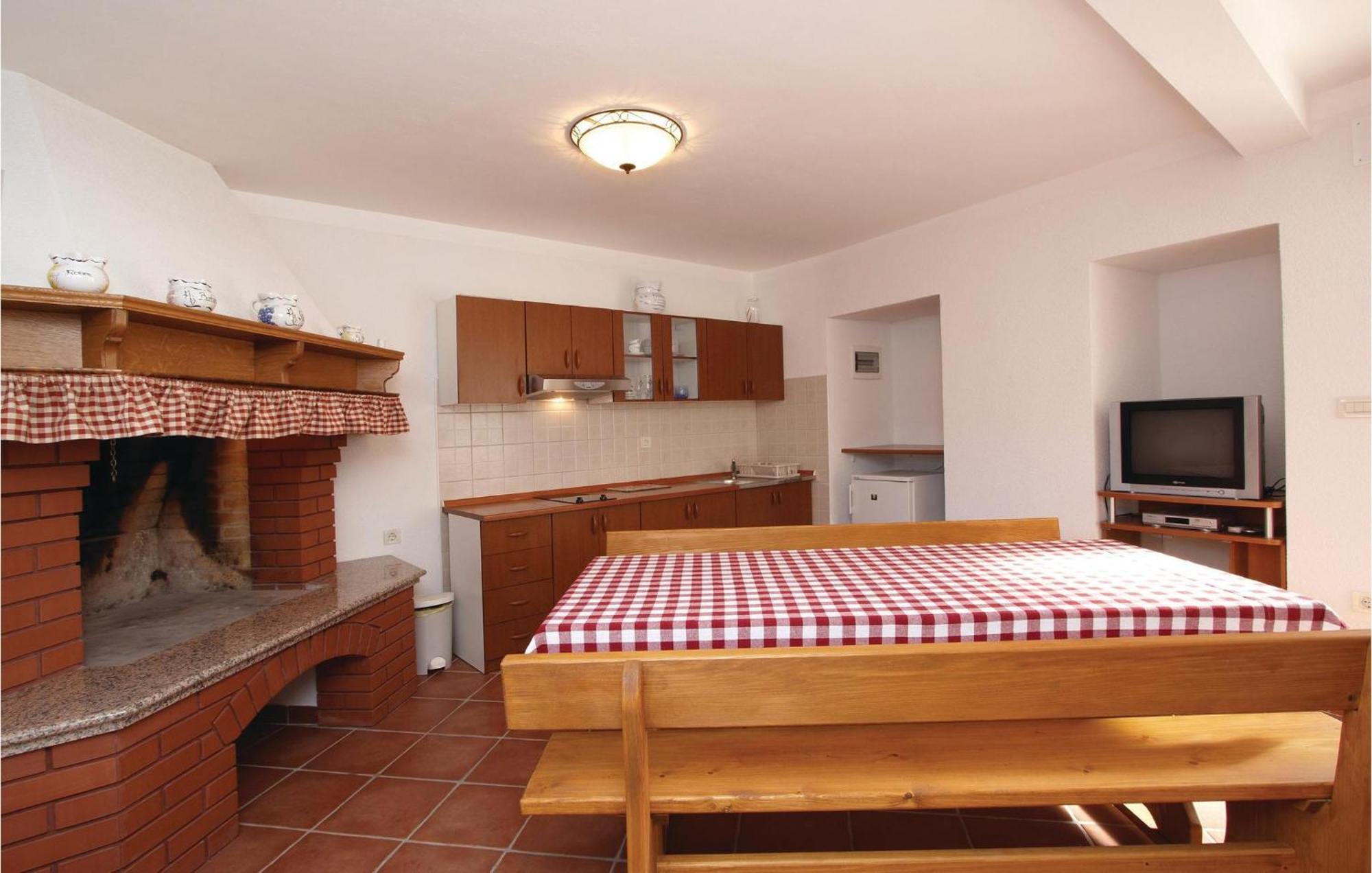 2 Bedroom Awesome Apartment In Пломин Екстериор снимка